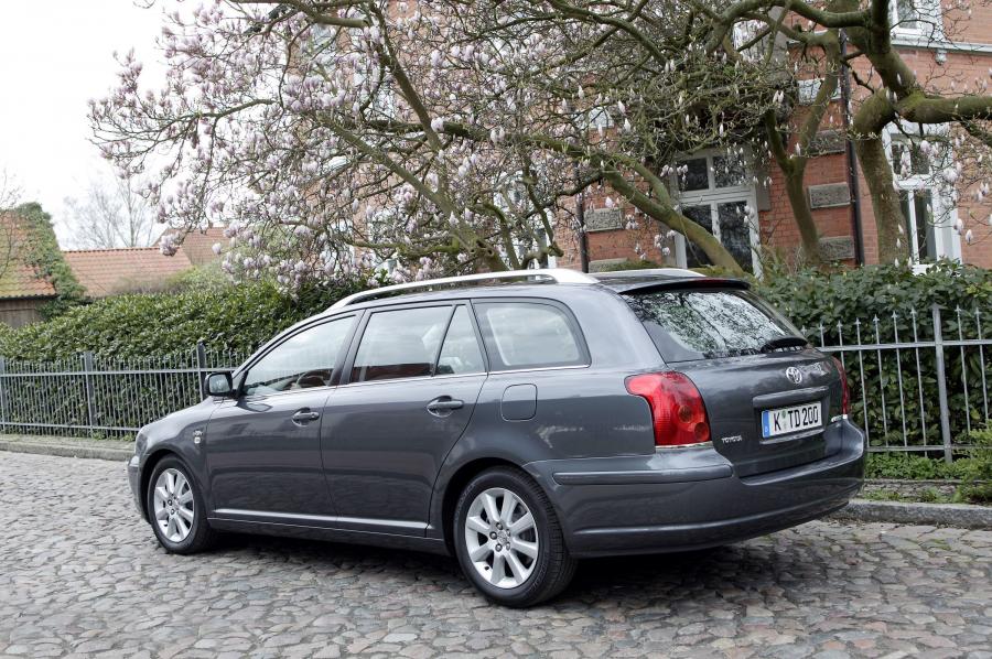  Toyota Avensis Wagon 2003 года  (фото 10 из 76)